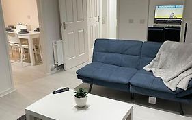 Belfast Chic: Elegant 2Br Sleeps 5, Prime Location